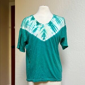 Columbia tie dye v neck shirt